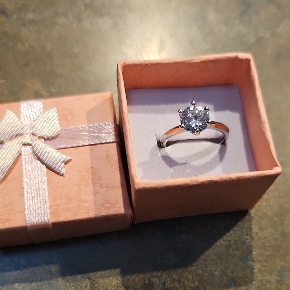 Jewelry - Elegant Silver Solitaire Ring